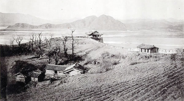 隔着鸭绿江,从义州城西的高地上远望虎山。