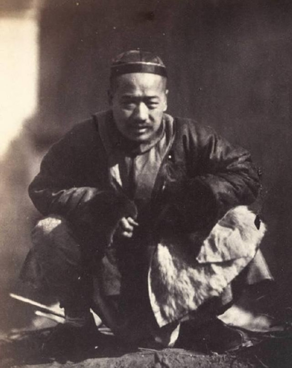 大哥,您蹲在这里干什么呢?