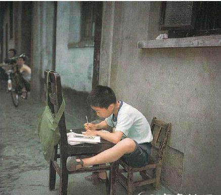 小时候放学回家,搬个凳子在外面做作业,等妈妈下班回家