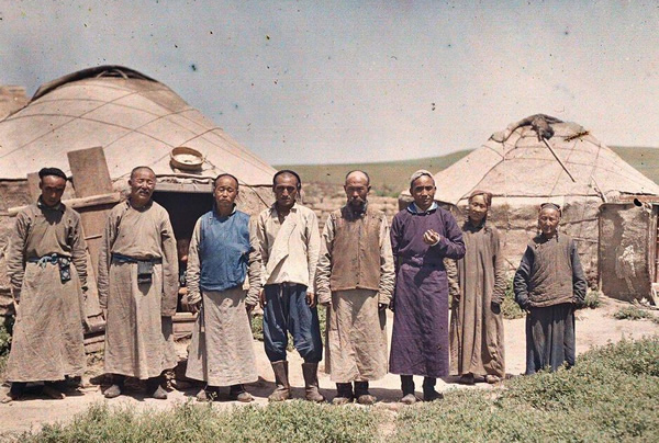 图为外蒙古的牧民们,这是一处定居点。