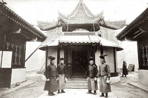 图为外蒙古的衙门机构,在木材、石料等匮乏的外蒙古,能修建这样的建筑,实属不易。