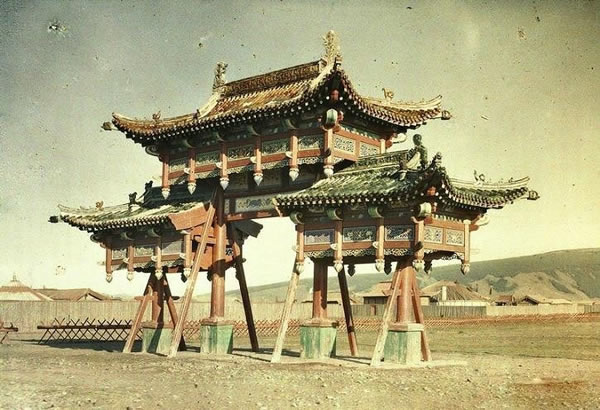 图为外蒙古库伦附近的一座牌楼(宫门)。