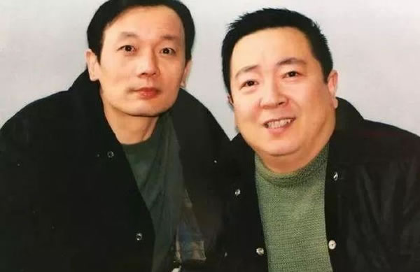 图片中是葛优和董浩的合照。葛优当年头发还是很茂盛的啊!但如今已经非常光亮了!