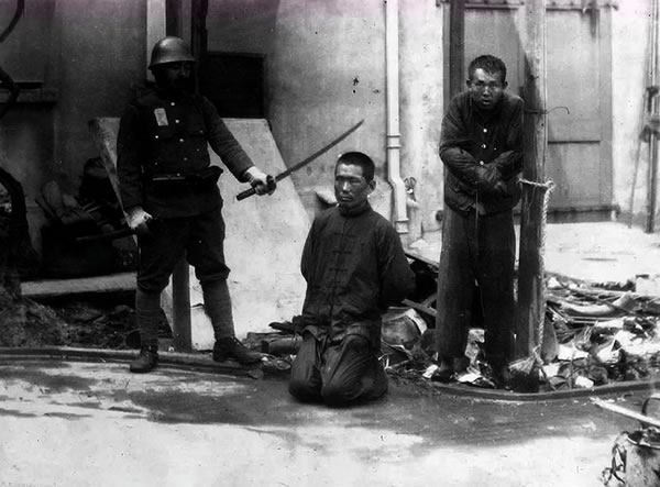 一位日本兵士正在杭州的街头屠杀中国百姓。