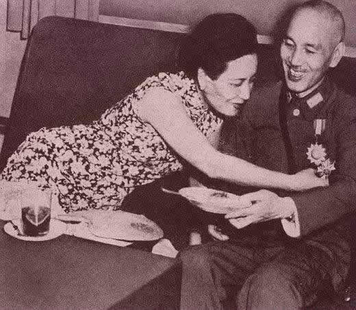 图为宋美龄和蒋介石撒娇,宋美龄娇俏蒋介石宠溺,可以看出他们的感情十分的好