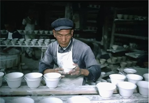 1982年,江西景德镇,制陶工人在检查工件。