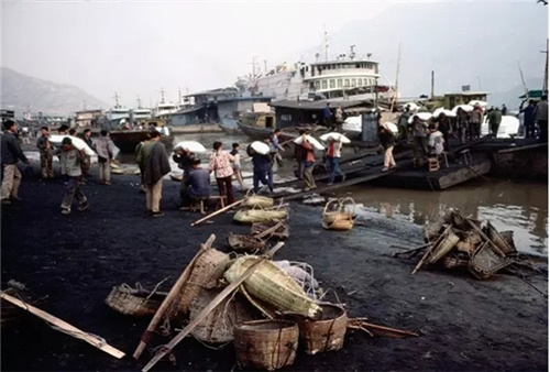 1981年,四川奉节。从船上将白袋包装的化肥卸到100米远的山岗。