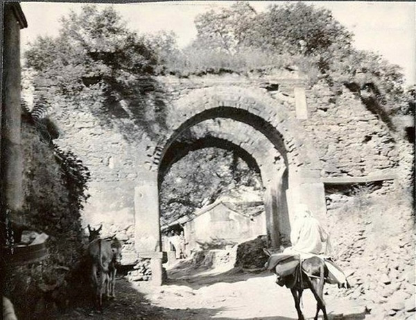 图为1906年直隶(也就是现在的河北省)保定县一个小村庄的村口,一位骑毛驴的农民。本组图系美国植物学家迈耶拍摄的晚清直隶乡村影像系列。借助这些图片有助于我们了解真实的农村生活。