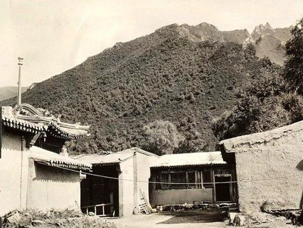 图为1907年河北顺义县一处山脚下的庭院。