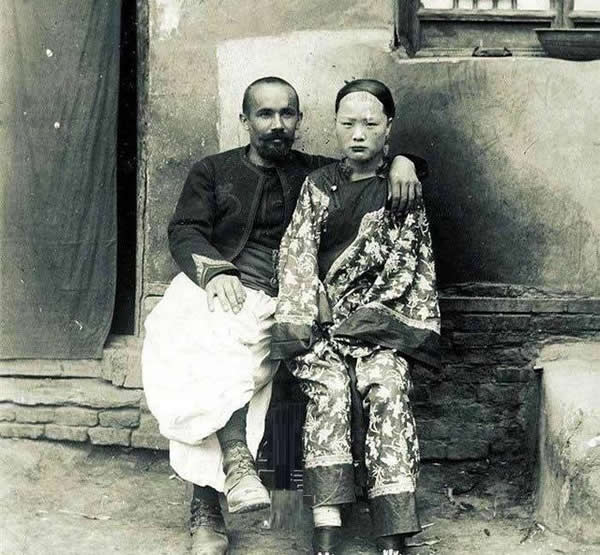 晚清真实图为八国联军强搂妇女,妇女面无表情很无奈。1900年八国联军占领了北京城,在京城大肆屠杀,还侮辱妇女,在街上强抢民女,罪行让人愤怒。