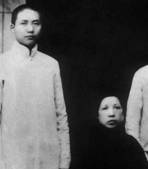 中国的毛主席跟母亲的合影,毛主席是中国人永远的骄傲。毛母待人宽厚恭让,节俭勤劳,深得乡人的尊敬。