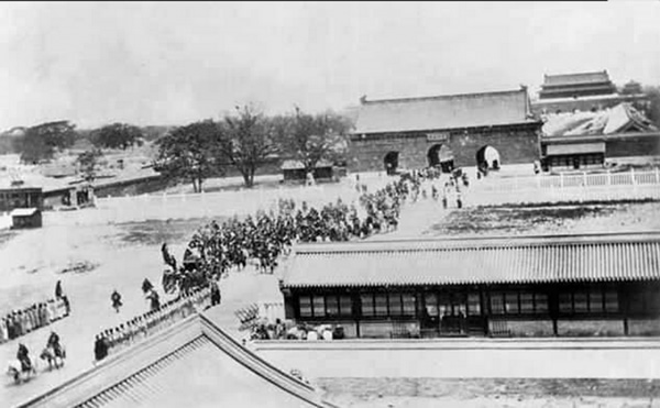 图为1905年,时年光绪34岁。可以看到前前后后的人还是很多。
