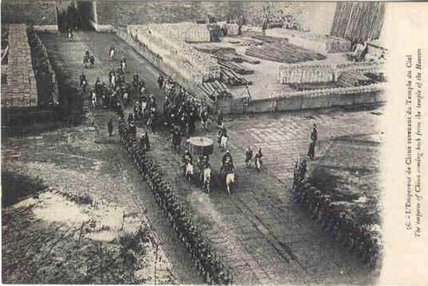1905年,光绪出大清门前往天坛。街道两旁都已经被侍卫围了起来。