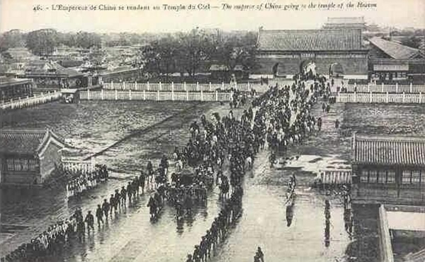 图为光绪自天坛返回紫禁城。慈禧曾放权光绪,但是在戊戌变法中,光绪被囚,此后权利还是被慈禧收回去了,1908年,光绪去世。