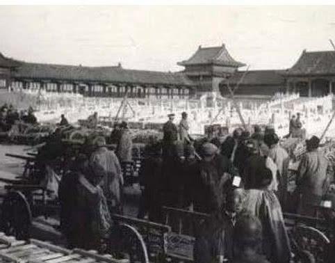 图为紫禁城中清点物资的军阀,以及等待遣散的太监宫女,这些太监宫女们似乎在等待着命运的降临,出宫后已不知何处安身。