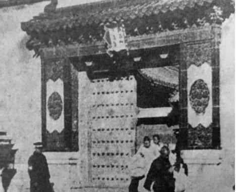 图为宫门外渐渐走出宫女太监,从某种角度来说他们是自由了。
