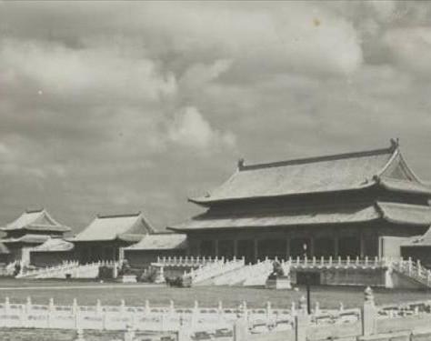 画面中是太和殿前的场景,宫女太监都走了,这座曾经威武的宫殿显得格外的冷清。