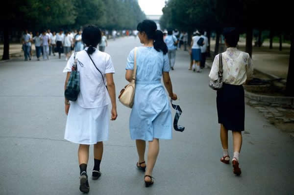 照片拍摄于1985年的北京,盛夏的街头3个穿着时髦的女青年。
