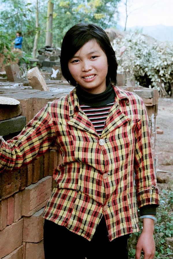 照片拍摄于1985年的南宁,穿着朴实的农村女青年,与北京,上海的青年的穿着形成了鲜明的对比。