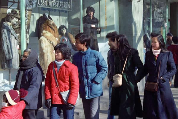 照片拍摄于1986年的上海,大街上几个穿着时髦的青年男女,却时在80年代的上海不管是经济,科技,还是其它方面都属于领先水平。