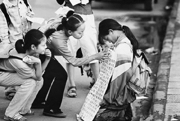 一位学生寻求路人帮助。