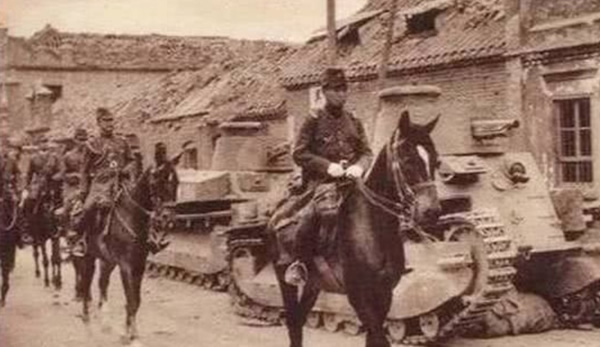 一队日本兵骑着马进村了,因为提前接到通知,所以马路上空无一人。