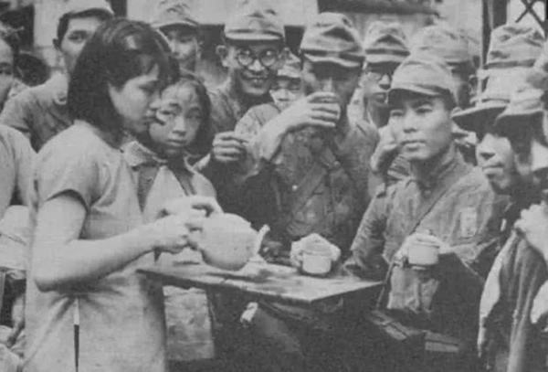 当地的老百姓被逼着给这些日本兵端茶送。
