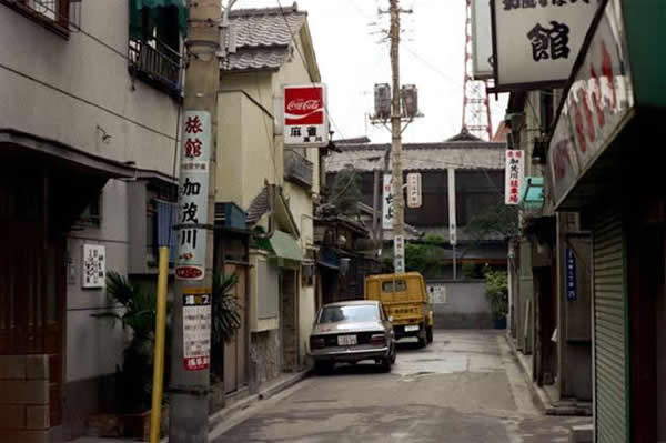 安静的居民区;日本东京,1972年。