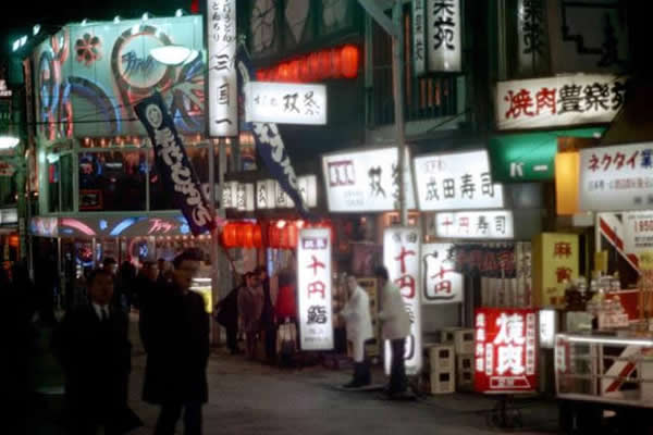 店铺林立的城市街道;日本东京,1972年。