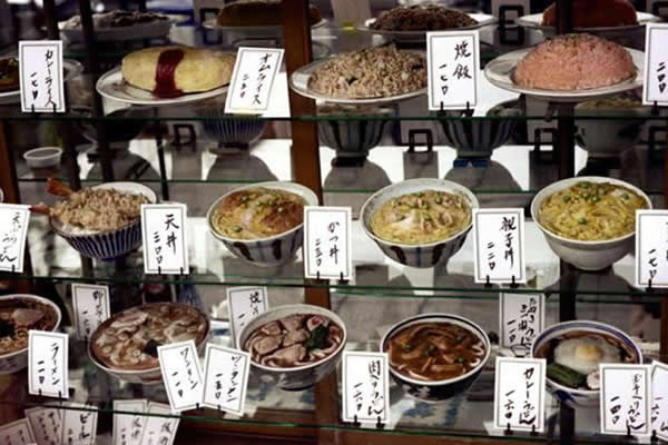 橱窗展示的传统美食;日本东京,1972年。