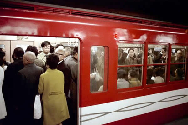 拥挤的地铁车厢;日本东京,1972年。