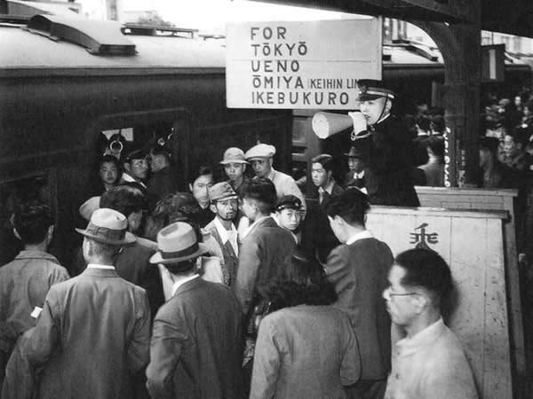 1946年,东京有乐町站。