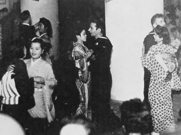 1945年,东京银座的俱乐部。