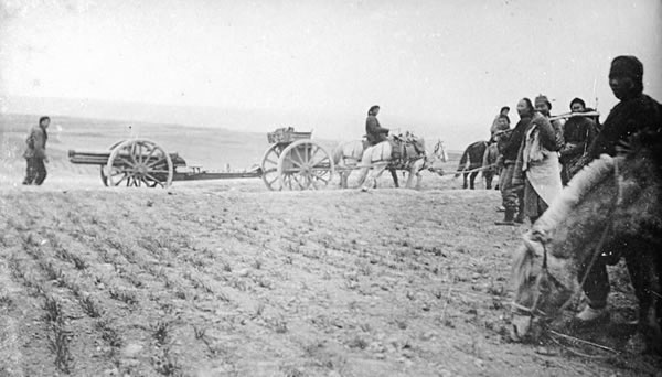 这组照片由梅荫华所拍摄,记录了1911年左右大清灭亡时,清军的情形。图为在野外行军的清军。