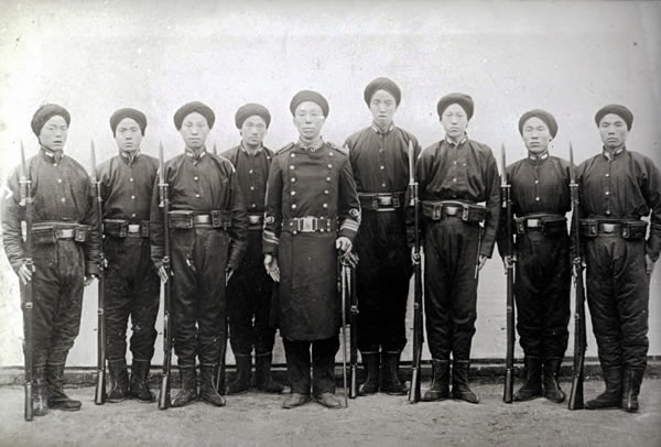图为新军士兵合影。这应该是步兵。