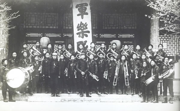 清末新政时,新军的建设全面效仿西方,连军乐队也被引进。图为陕西新军的军乐队。