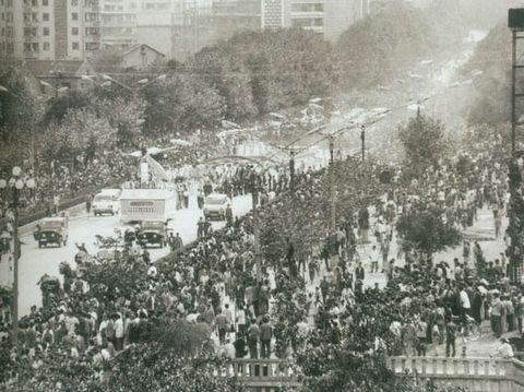 70年代的遵义路上的游行场面