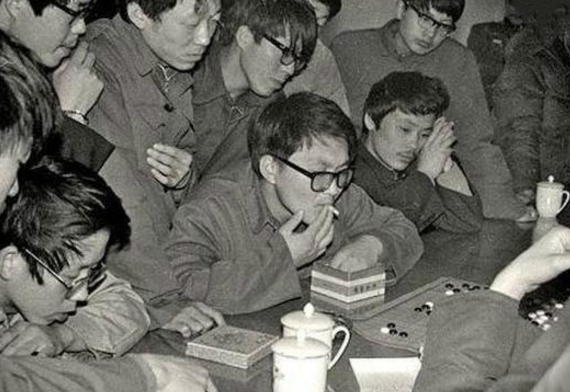 男生们最钟爱的是下棋,大家都围在一起观战。