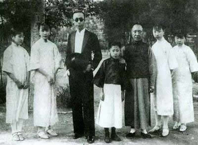 穿西装,戴墨镜,我不做大哥好多年。