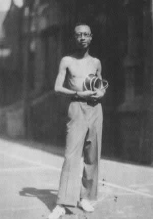 没想到吧,贵为龙体,咱也敢在镜头前面光膀子。