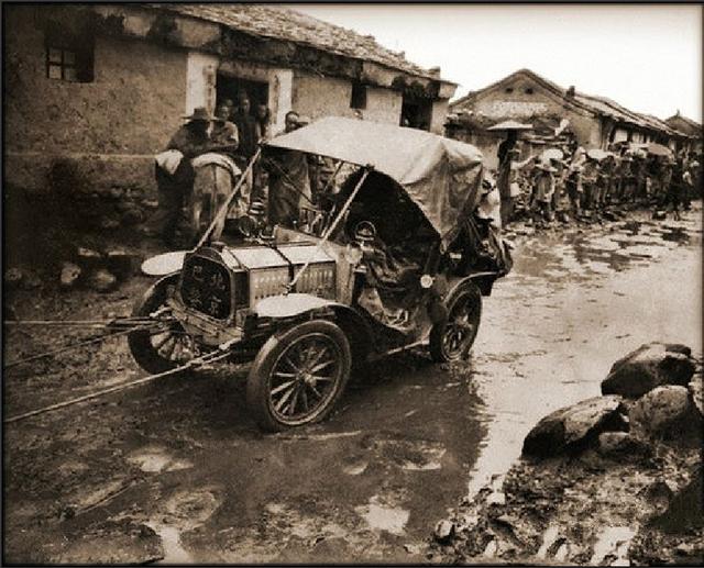 北京至巴黎汽车拉力赛 汽车行驶在中国泥泞的土路上 1907
