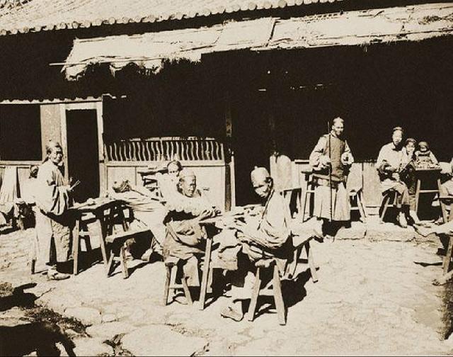 朝廷押解人犯,正在驿站打尖