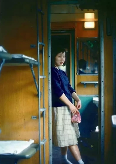 在火车上的美女