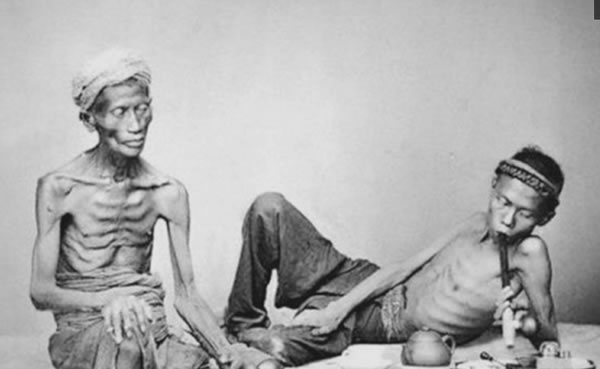 两个因长期抽鸦片,而瘦得不成人样的晚清男子。