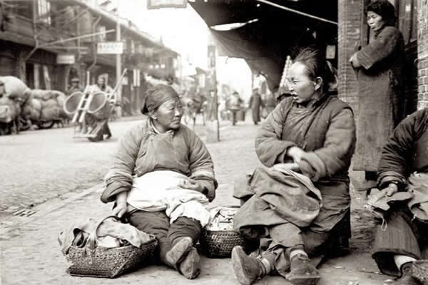 大街上聊家常的妇女。