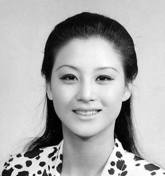 图为选美参赛选手,脸型端正、妆容精致,那个时候还没有整容,不想现在那么疯狂、各种的整、各种的营养针等等。