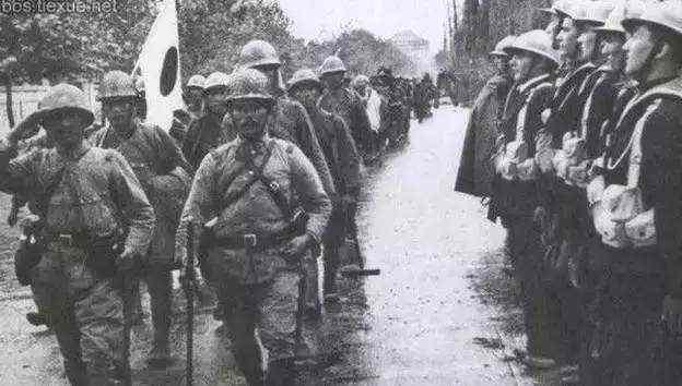 1938年武汉沦陷,轴心国的盟友,意大利使馆区驻防的部队排队迎接日本兵的到来,身高差非常鲜明。