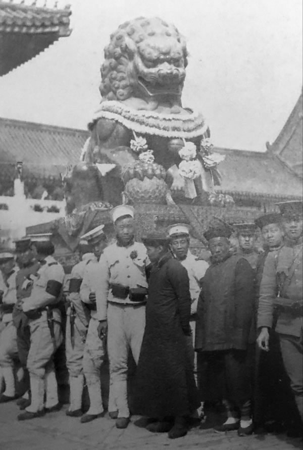 1908年12月12日宣统帝溥仪登基大典之中,士兵们和宫廷太监站在了一起,很大的差别就是,一半人还留着辫子,而一半人却已经剪掉了辫子。在1906年的时候,部分新军剪掉了辫子,这件事是由袁世凯上书请求慈禧太后批准的。