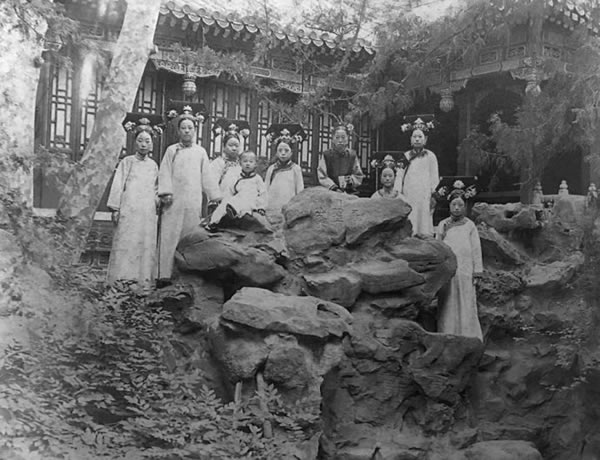 1908年进入皇宫等待登基的溥仪,他由隆裕太后照顾,居住在建福宫苑之中。