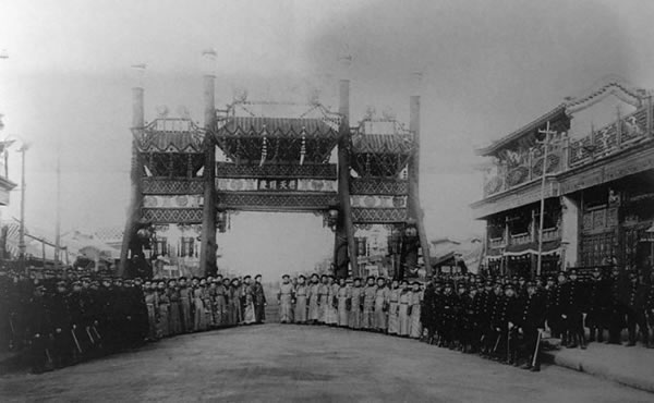 京城巡警部在溥仪登基当天庆祝溥仪登基。